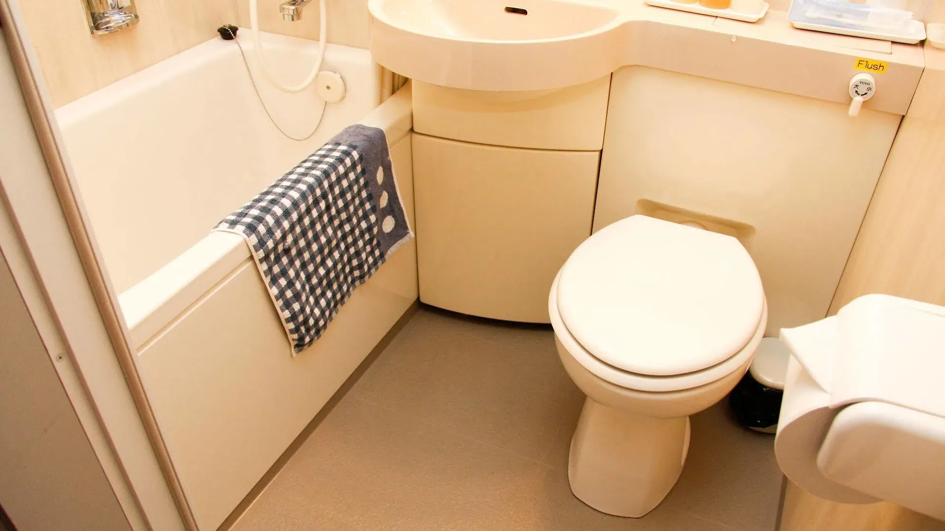 Shin-Osaka Youth Hostel יפן
