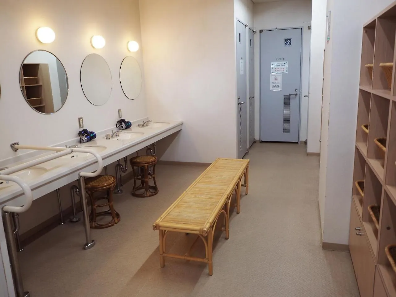 Shin-Osaka Youth Hostel יפן