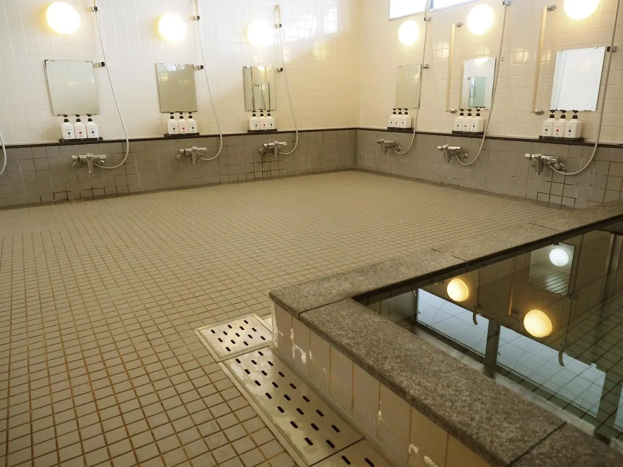 Shin-Osaka Youth Hostel 0*, אוסקה יפן