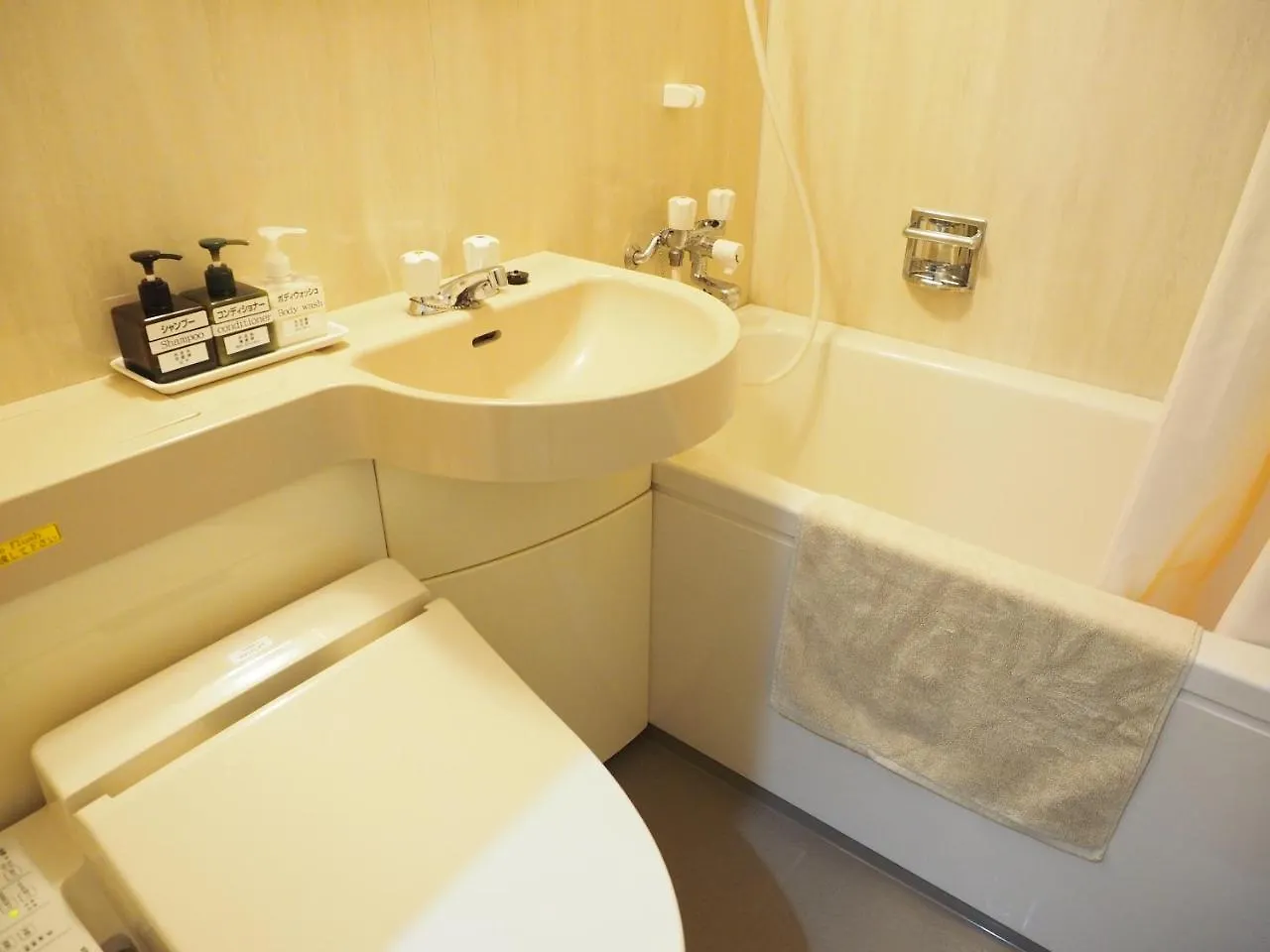 Shin-Osaka Youth Hostel אוסקה